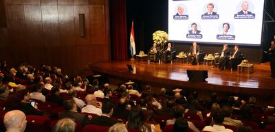 El ministro de Hacienda, Benigno López (centro), ofició de moderador del conversatorio con exministros de Hacienda llevado a cabo ayer en el BCP, para debatir sobre la agenda hacia 2025.