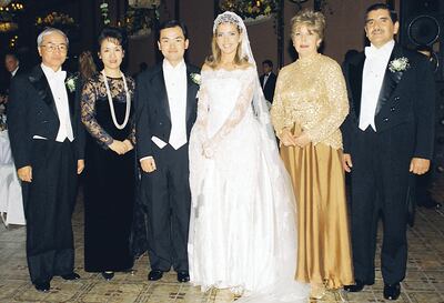 Los padrinos de los novios en los dos momentos más especiales de la pareja. En la ceremonia civil, la novia fue vestida con un kimono tradicional japonés en seda con diseños de aves, como homenaje a la tradición familiar del novio. En la fiesta de bodas lucieron sus mejores galas para recibir a los invitados en el Yacht y Golf Club Paraguayo, decorado con abundantes flores y follaje, emulando  un jardín japonés.