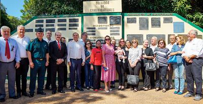 Cimeforistas de las promoción 1970 junto a familiares y autoridades durante el descubrimiento de la placa recordatoria. Un momento emotivo que compartieron los presentes en el acto.