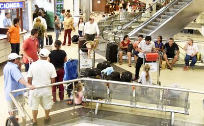 Cientos de personas ingresan al país cada semana vía aérea.