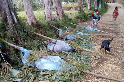 Cuerpos envueltos en telas de mosquitero. Foto del departamento de Salud de la provincia de Hela, en Papua Nueva Guinea.
