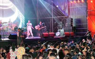 Pedro Capó durante su show en Encarnación, en febrero pasado. Hoy actuará desde su casa.