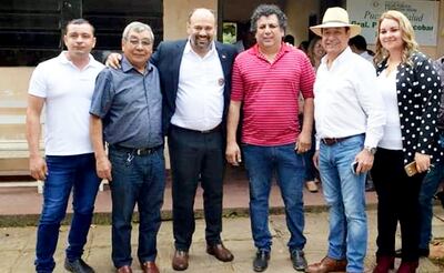 La  Dra. Vanesa Bobadilla aparece junto a dirigentes de Colorado Añetete, entre ellos el  diputado Miguel Cuevas (con sombrero) y   el intendente de Escobar, Elvio Ruiz Díaz (remera roja con rayas).