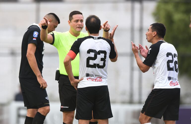 Arnaldo Samaniego, Árbitro.