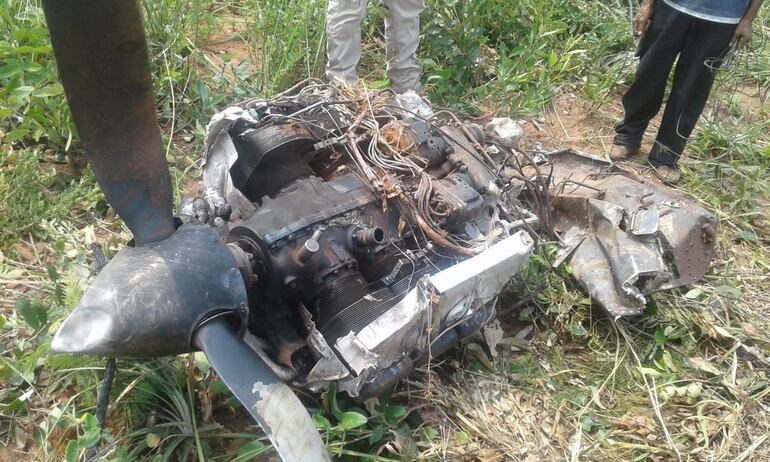 Parte de lo que quedó de la  aeronave incendiada.