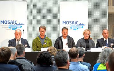 Los investigadores Vladimir Sokolov y Matthew Shupe; el líder de la expedición, Markus Rex, Pauline Snoeijs-Leijonmalm y el capitán Stefan Schwarze en la conferencia de prensa.
