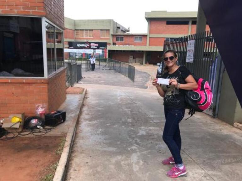 Sandra Acevedo lleg&oacute; desde Resistencia, Chaco (Argentina), para disfrutar del concierto de Luis Miguel en el Jockey Club. Fue la primera en llegar, minutos despu&eacute;s de las 13.
