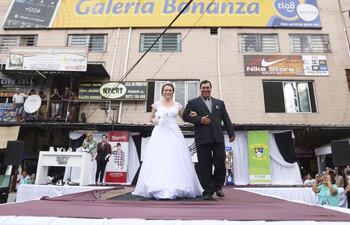 vestidos-y-trajes-para-casamiento-ademas-de-ropas-deportivas-y-zapatos-se-mostraron-en-el-desfile--201905000000-1567375.jpg