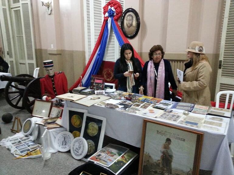 Cuadros, afiches, medallas, monedas, billetes, estampillas y símbolos ligados al Mcal. López se pueden encontrar en la muestra.