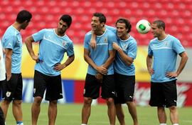 andres-scotti-luis-suarez-sebastian-eguren-c-diego-forlan-2-d-y-diego-perez-d-hablan-durante-un-entrenamiento-de-la-seleccion-uruguaya-154325000000-567559.JPG