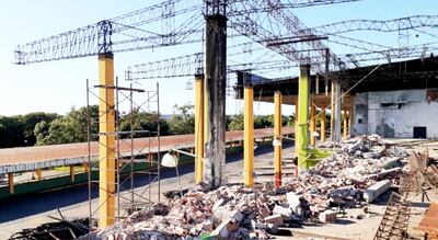 A pesar del aislamiento preventivo, 25 obreros realizaron la demolición del techo siniestrado, que llegó al 50%, y en cuanto a la eliminación de la mampostería, se llegó al 95 por ciento.