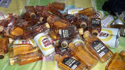 Bebidas alcohólicas incautadas por agentes penitenciarios.