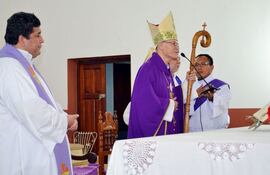 monsenor-joaquin-robledo-presidio-la-misa-en-memoria-del-pai-julio-en-la-iglesia-de-ybycui--213053000000-1299794.jpg