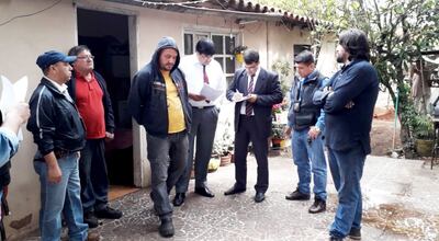 Walter David Grance Bogarín (centro) es sacado de su escondite por agentes policiales.