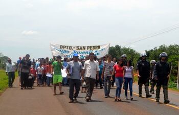 los-pobladores-realizaron-una-marcha-sobre-la-ruta-principal-en-reclamo-de-una-solucion-al-conflicto--210515000000-1515718.jpg
