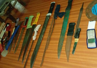 Un tendal de estoques y  machetes fueron requisados ayer  por los funcionarios en la Penitenciaría Regional de San Pedro.