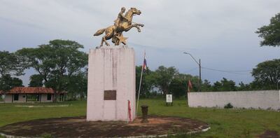 Banderas descoloridas y por el suelo dan la bienvenida a los turistas.