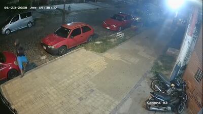 Momento en que el motoasaltante se acerca a la víctima.