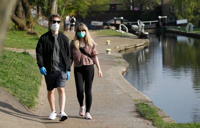 Personas con mascarillas caminan por un sendero en el este de Londres.
