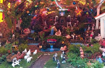 Así luce el pesebre hidráulico gigante que desde hace 66 años arman en la quinta familiar de los Sabaté, ubicada en el barrio Bella Vista de la ciudad de Luque.