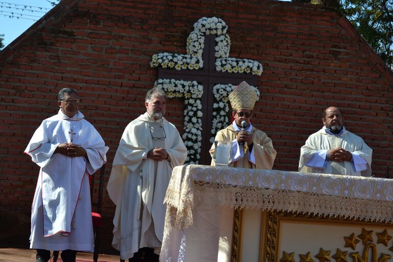 Padre jesuita Silverio Britos (2º), al lado del obispo Mons. Pedro Collar (3º) y el provincial padre Ireneo Valdez (4º).
