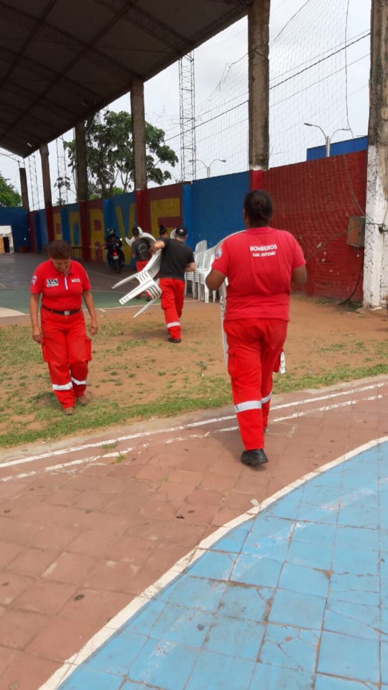 Bomberos voluntarios rojos realizaron una pollada para recaudar fondos.