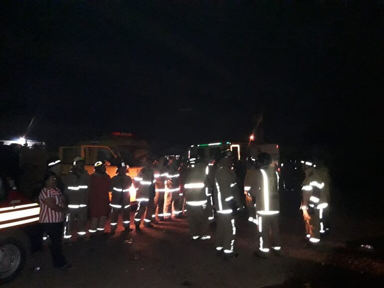 Bomberos descansan varias horas de labora para sofocar el incendio.