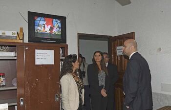 el-ministro-de-justicia-der-ver-martinez-junto-a-sus-principales-colaboradoras-verifican-un-sector-de-la-carcel--210306000000-1505261.jpg