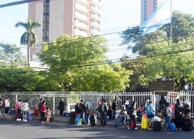 Unos 200 paraguayos y argentinos retornaron al vecino país, tras realizar la gestión en la Embajada argentina en Asunción.