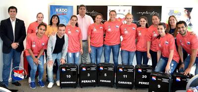 Jugadoras de la selección paraguaya, cuerpo técnico, directivos de la Confederación Paraguaya
 de Básquetbol y auspiciantes, junto a  los hermosos atuendos entregados ayer.
