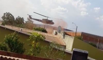Foto tomada al helicóptero UH-1H, poco antes de precipitarse y estrellarse cerca de la base de la Senad en Pedro Juan Caballero. El accidente aéreo solo dejó algunos heridos sin gravedad.