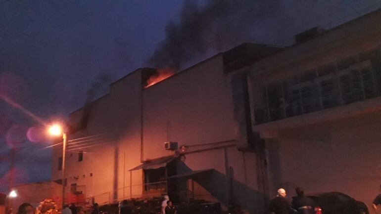 Vista de uno de los sectores del supermercado que se incendia en la mañana de este jueves.