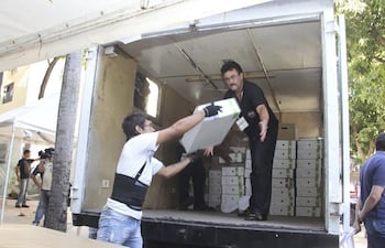 empleados-de-la-justicia-electoral-cargan-en-un-camion-los-maletines-electorales-para-locales-de-asuncion--205326000000-542254.jpg