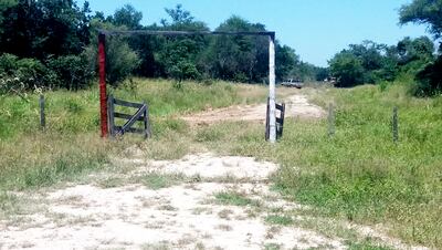 Equipos viales de la Gobernación dentro de la estancia que está a nombre de la esposa del gobernador Domingo Adorno.