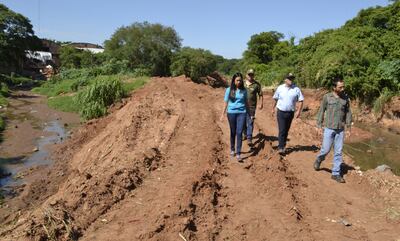 El asesor  Fabián Duré (2°) y fiscalizadores del Mades observan las obras de desvío del arroyo.