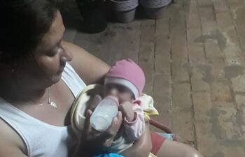 La pequeña fue primeramente asistida por vecinos y luego llevada al hospital donde quedó a cargo de las autoridades.