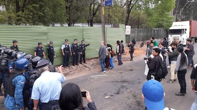 Irregularidades y “opositores del progreso”, enfrentándose a retroexcavadoras, condimentan el proyecto del Corredor Vial Botánico.