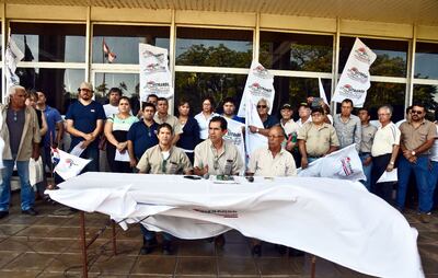 Esteban Montanía (c) realiza fuertes declaraciones contra el rumbo que está tomando el proceso previo a la renegociación en Itaipú.