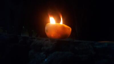 Candiles sobre las murallas de una vivienda del barrio Kennedy de Caacupé, este viernes.