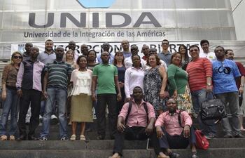 alumnos-de-posgrados-de-angola-y-brasil-posan-en-la-explanada-de-la-universidad-de-la-integracion-de-las-americas-unida-donde-estan-matriculados-un-200451000000-1281400.jpg