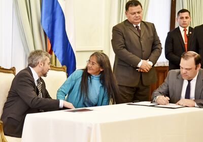 Mario Abddo Benítez (izq.) presidió el acto en Palacio de López.