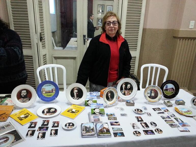 Platos con los rostros de Francisco Solano López y Alicia Elisa Lynch, estaciones de tren, iglesias y diversos souvenirs se ofertan en la feria.