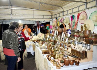 Guampas, morteros, cuadros y otros productos hechos a base de madera se exhiben en la expoferia artesanal.
