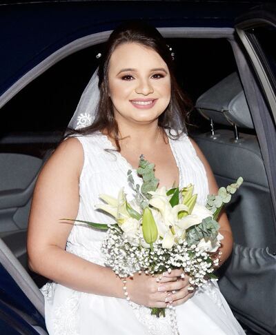 La novia llevó un ramo de flores naturales y follaje, además de un rosario.