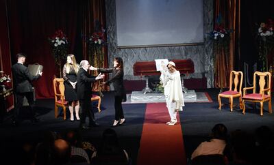 El escenario del Arlequín Teatro se convierte en una gran sala velatoria durante las funciones de la obra “¡¿El funeral?!”, una comedia sobre la “resurrección” de la actriz Lucrecia Conti.