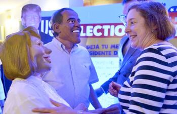 la-embajadora-de-ee-uu-leslie-bassett-d-comparte-con-invitados-que-personificaron-a-hillary-clinton-y-al-presidente-barack-obama--02545000000-1521087.jpg