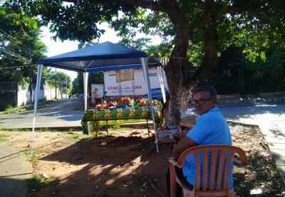 Don Tomás Vera tiene 67 años. Ayer estaba vendiendo frutas en la esquina de la plaza La Esperanza de Lambaré.