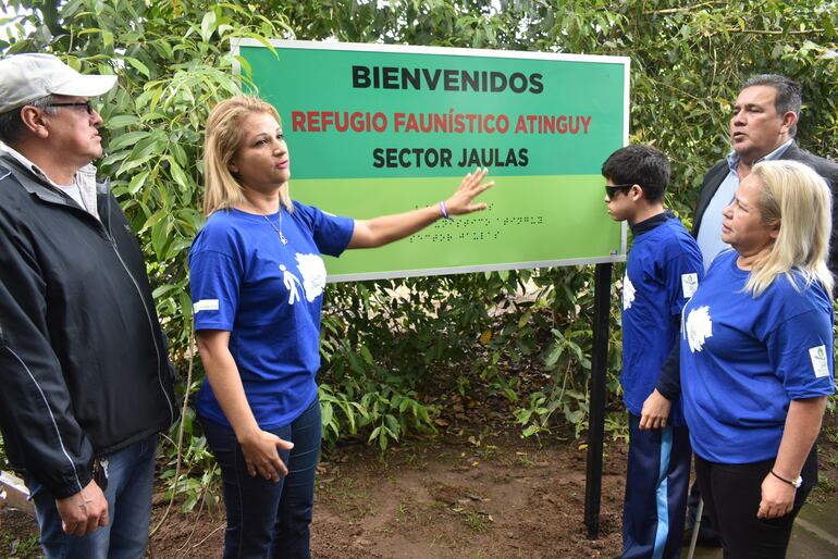 Cintia Araujo (centro) del Refugio Faunístico Atinguy, da una explicación antes de iniciar el recorrido.