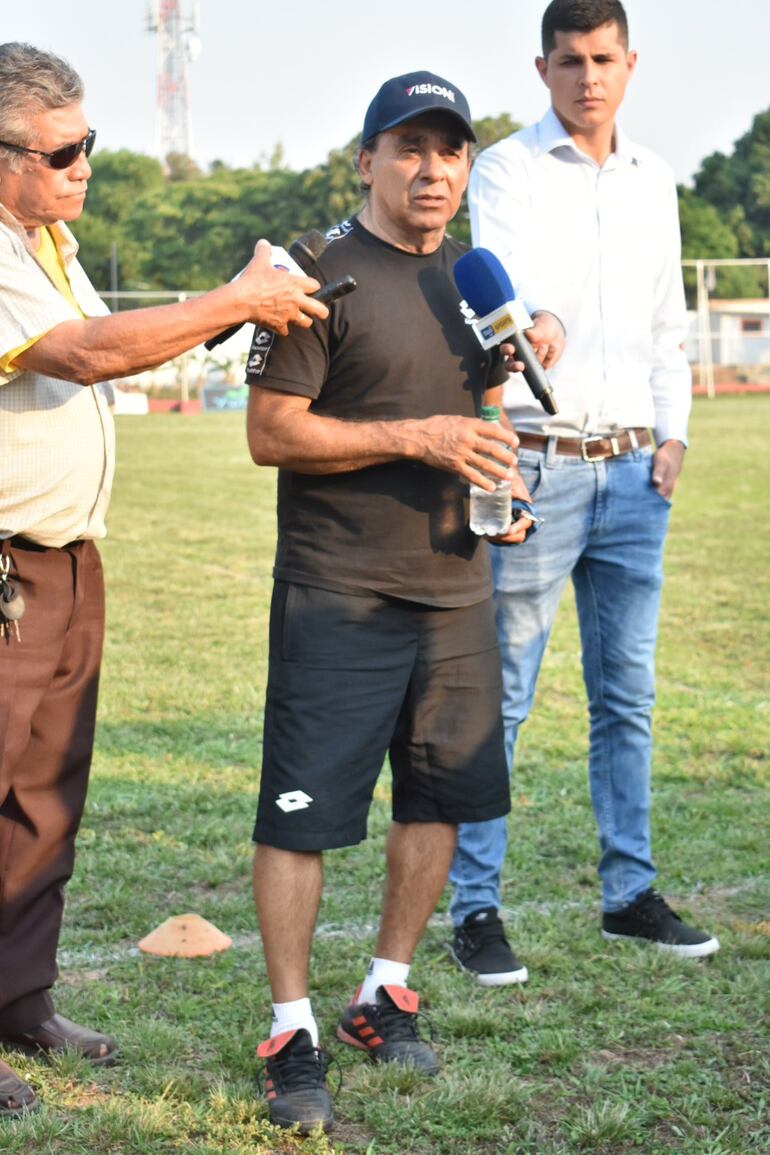Juan Manuel Battaglia charlando con la prensa.