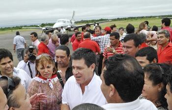 horacio-cartes-con-la-dirigencia-de-concepcion-a-su-llegada-al-aeropuerto-el-pasado-miercoles--223205000000-528298.jpg